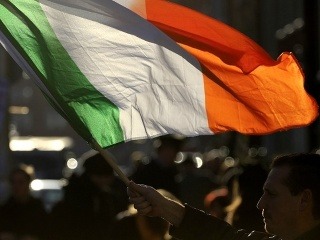 Íri v referende schválili