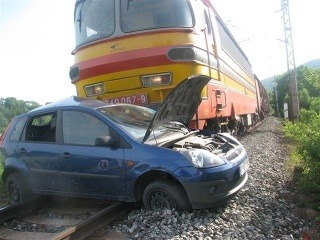 Auto zdemoloval vlak, posádka