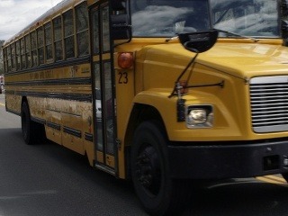 Nehoda autobusu počas školského