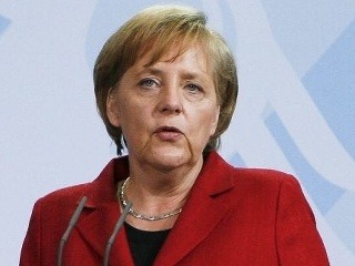 Merkelovú znepokojuje stav francúzskej