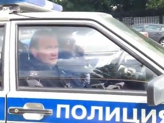 Neuveriteľné: Šofér prinútil policajtov