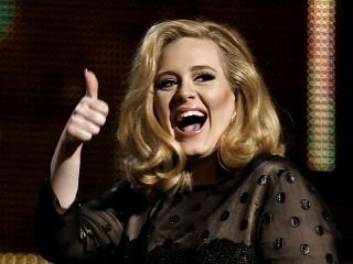 Speváčka Adele pri preberaní