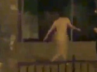 Po ulici behal nahý