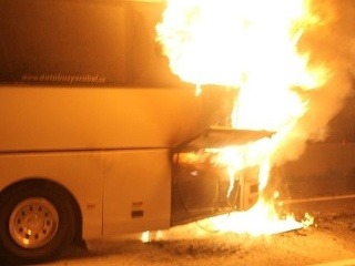 Český autobus v plameňoch: