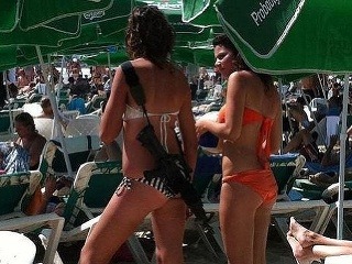 Ozbrojená sexica na pláži: