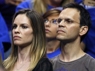 Hilary Swank a John