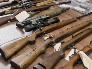 Obchod so zbraňami: Obvinili