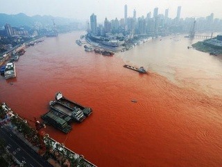 Čínska rieka záhadne sčervenala,