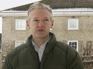 Roztrhnutý kondóm neobsahoval Assangeovu