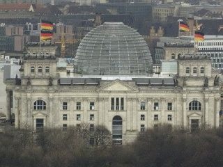 Pred nemeckým parlamentom sa