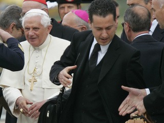 Pápež a jeho komorník