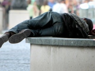 Nechutné: Dvoch bezdomovcov prepadla