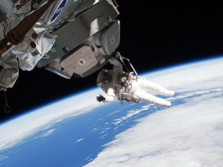 Astronauti opravujú v kozme