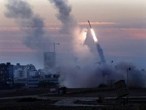 Izrael vystreľuje rakety v