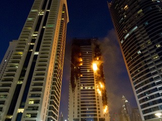 Požiar zachvátil mrakodrap v