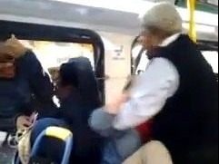 VIDEO Brutalita v autobuse: