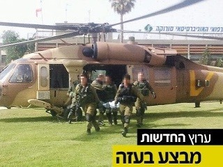 Izraelskí vojaci rozhadzujú letáky