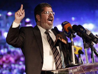 Mursí si rozšíril právomoci,