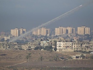 Palestínčania v Gaze odpálili