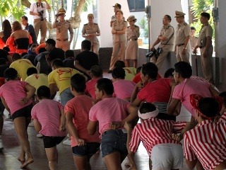 Thajskí väzni tancovali 