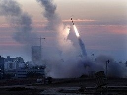 Izrael vystreľuje rakety v