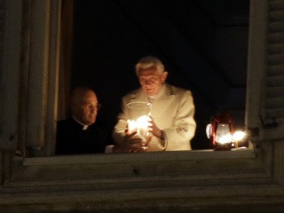 Pápež Benedikt XVI. zapálil