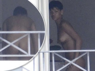 Úplne nahá Rihanna sa