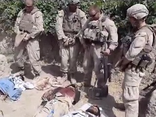Vojaci močili na mŕtvoly