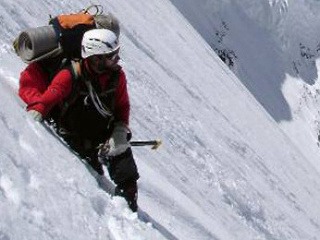 Horolezec strhol doskovú lavínu