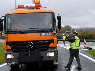 Klesajúce teploty neodradili policajné