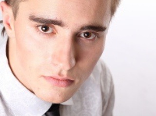 Krásni muži zarábajú o