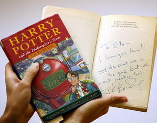 Knihu Harry Potter a kameň mudrcov, ktorú publikovali v roku 1997, vydražil aukčný dom Christie's aj s autorkiným podpisom.