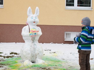 Veľkonočný zajac zo snehu
