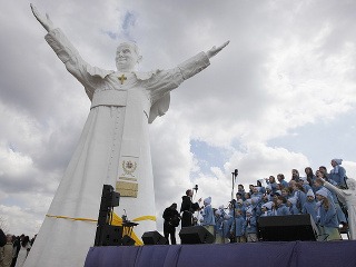 Odhalili najvyššiu sochu pápeža