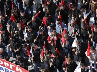 Gréci protestujú proti úsporným