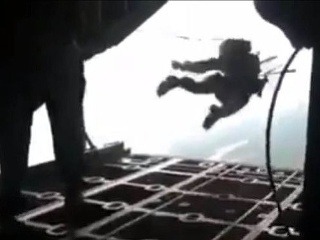 Neuveriteľné VIDEO: Vojak letí