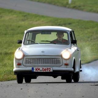 Trabant brázdi cesty už