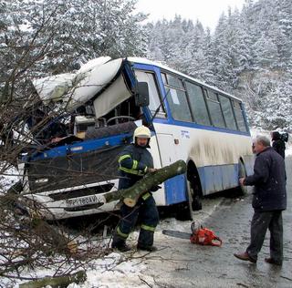 Pri Štrbe havaroval autobus,