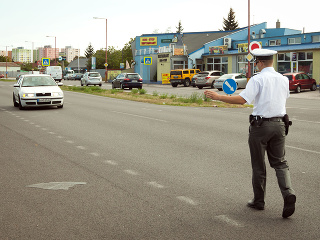 Policajné dopravné hliadky zostávajú