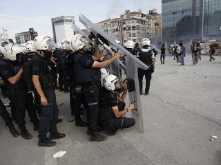 Turecká polícia obsadila námestie