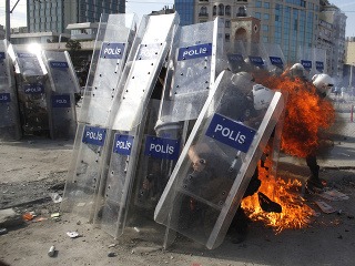 Turecká polícia obsadila námestie