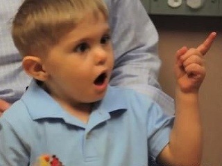 Úžasná reakcia hluchého chlapčeka: