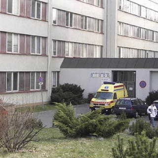 Na chodbe nemocnice našli