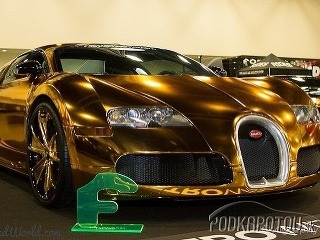 Bugatti Veyron v zlatom