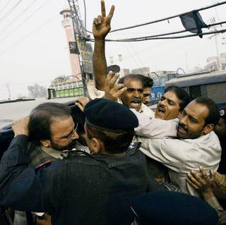 Pakistan: Pri streľbe na