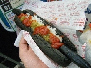Čierny hot-dog je veľkou