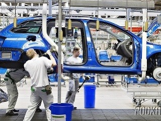 Viete, koľko zarobia automobilky