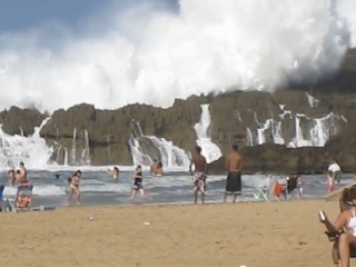 Obrovská vlna na pláži