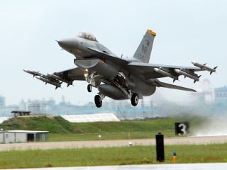 Americká stíhačka F-16 Fighting