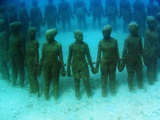 Podmorské sochy neďaleko brehov